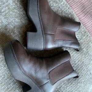 Fitflop Pilar Chelsea boot chocolate brown 8.5 shearling lined